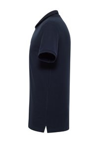 Polo bleu marine à manches courtes avec col, vu de côté sur fond blanc.