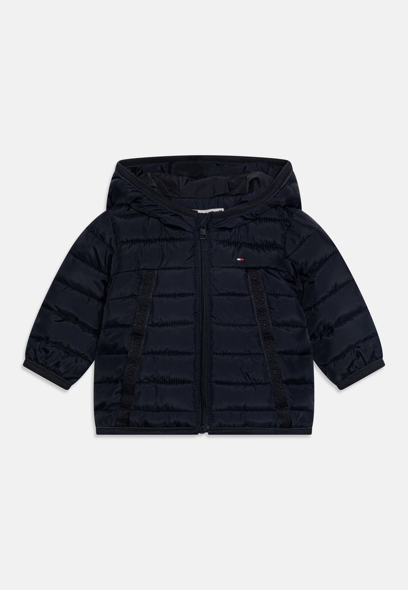 Chaqueta de plumas azul marino con capucha, que presenta un textura acolchada, cierre frontal con cremallera y franjas decorativas negras a lo largo de los lados.