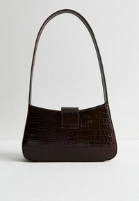 Borsa in finta pelle di coccodrillo marrone con manico curvo e forma strutturata, dotata di chiusura a patta nella parte anteriore. Texture liscia.