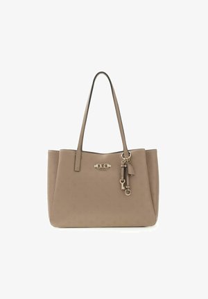 Borsa tote taupe con doppi manici, motivo in rilievo, logo metallico "GUESS" e ciondoli decorativi sospesi a forma di chiave e targhetta.