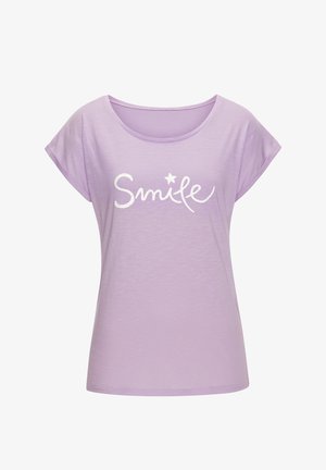 Lavendel t-shirt met korte mouwen, ronde halslijn, met witte "Smile" tekst en een kleine stergrafiek in een casual ontwerp. Zachte textuur.
