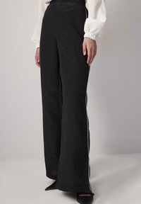 Touché Privé CONTRAST PIPING CUPRA  - Trousers - black