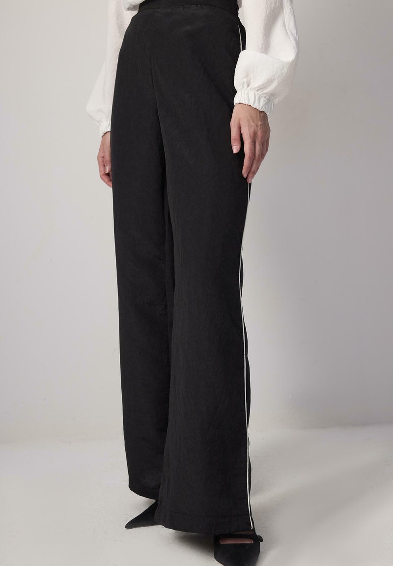 Touché Privé CONTRAST PIPING CUPRA  - Trousers - black
