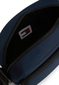 Tommy Jeans DAILY CROSSOVER UNISEX - Skulderveske - dark night navy