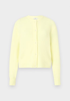 Cardigan giallo a coste con scollo rotondo, maniche lunghe e chiusura frontale con piccoli bottoni simili a perle. Texture morbida.