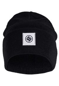 Schwarze Strickmütze mit umgeschlagenem Bund, ausgestattet mit einem quadratischen weißen Patch mit einem schwarzen Logo. Glatte Textur und enganliegendes Design für Wärme.
