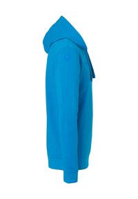 Blå hættetrøje med en glat tekstur, lange ærmer og en frontlomme. Har et logo på venstre skulder og en hætte med snor.