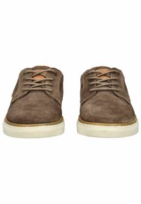 Zapatos de tela marrón con un upper texturizado, puntera redonda, cordones neutros y suela de goma de color claro. Diseño minimalista sin adornos.