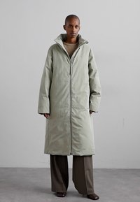 Holzweiler REN JACKET - Piumino lungo - light army