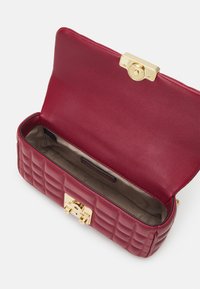MICHAEL Michael Kors TRIBECA CHAIN - Borsa a mano - deep red