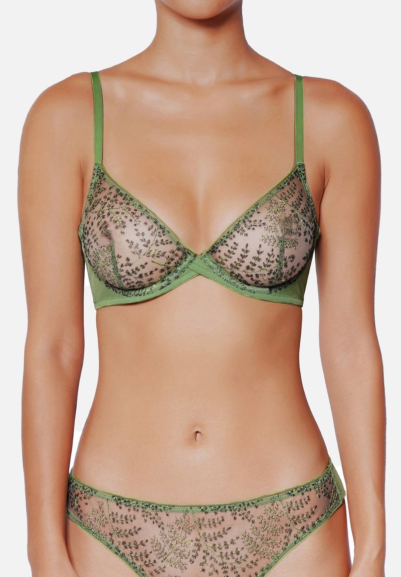 Soutien-gorge vert transparent et culottes assorties avec une broderie florale complexe. Bretelles réglables et bande élastique douce pour le confort et le soutien.