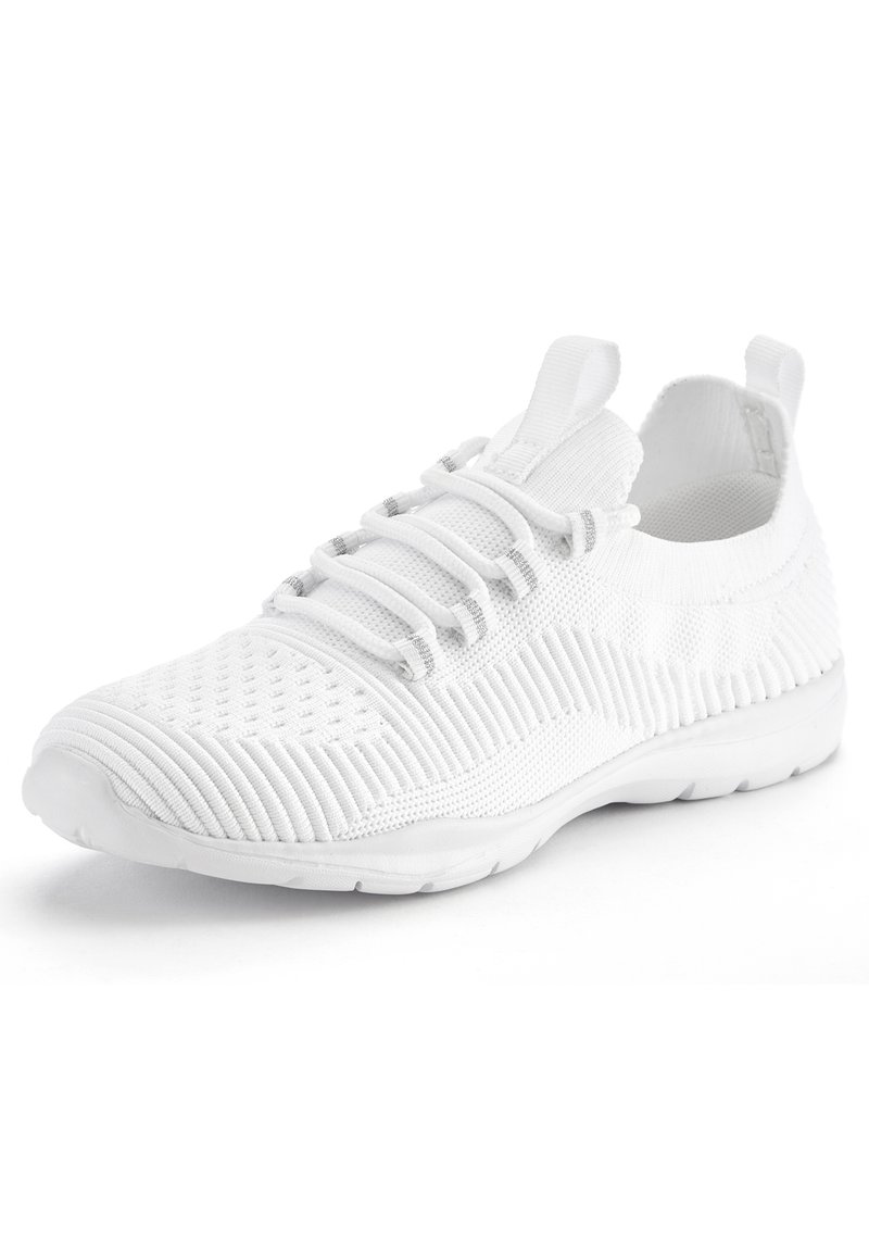 Witte sportieve schoen met een gebreide bovenkant, voorzien van zes elastische veters, een ronde neus en een flexibele rubberen zool.
