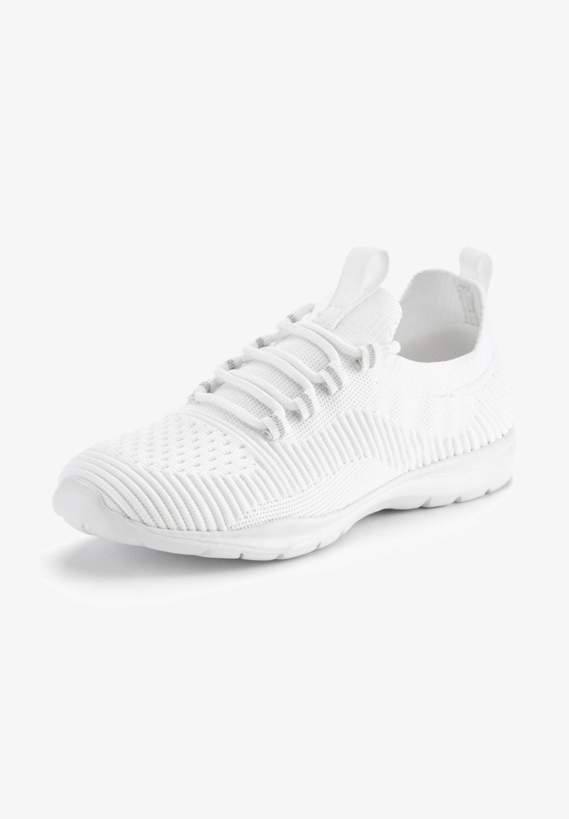 Zapatilla deportiva blanca con parte superior de punto texturizado, que presenta seis cordones elásticos, una punta redonda y una suela de goma flexible.