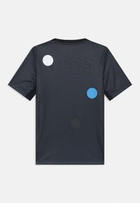 Camisa cinza escuro de manga curta com pequenos pontos brancos, apresentando detalhes circulares em branco, azul e preto e texto em relevo próximo à parte superior das costas.