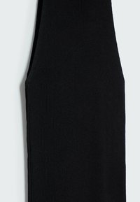 Tessuto nero a coste, forma aderente, superficie texture, in evidenza un motivo a righe verticali. Parte di un design di abbigliamento più grande.