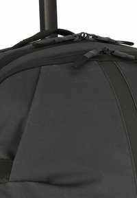 Sac de voyage à roulettes noir en tissu lisse et durable. Équipé de doubles fermetures éclair, de poignées rembourrées et d'une surface texturée pour une meilleure prise.