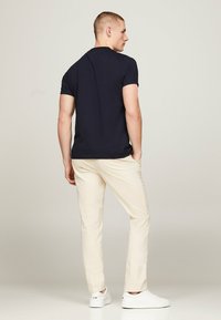 Tommy Hilfiger LOGO  - T-shirt con stampa - desert sky