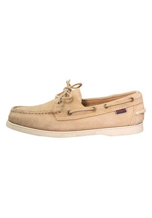 Beige Wildlederbootsschuh mit weißer Gummisohle, Schnürdesign und genähten Details. Verfügt über ein seitliches Etikett mit der Marke "Sebago."