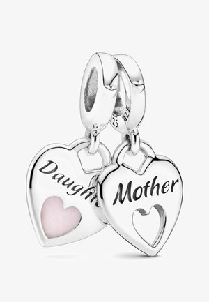 Pendentifs en argent sterling en forme de cœur avec les mots gravés "Fille" et "Mère". Un des pendentifs présente un accent en forme de cœur rose et un design découpé.