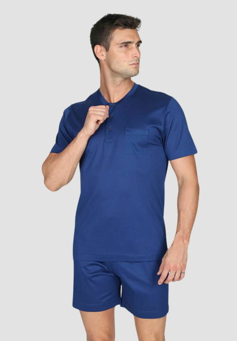 Top blu navy a maniche corte con collo rotondo, tre bottoni e una tasca sul petto, abbinato a pantaloni corti coordinati. Tessuto di trama liscia.