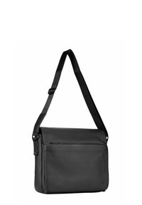 Sac de messager en cuir noir avec un devant plat, une bandoulière réglable et un compartiment zippé. Texture lisse, design minimaliste et aucune quincaillerie visible.