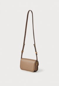 Bolso cruzado de piel marrón con textura suave, forma rectangular, correa ajustable y acentos de hardware en tono dorado.