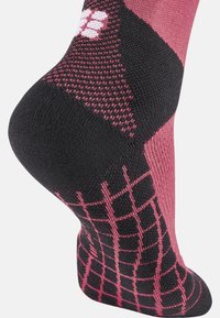 Calzini al ginocchio con una combinazione di colori nero e rosa. Presentano un motivo testurizzato e un logo sul lato, con un tallone rinforzato per una maggiore durata.