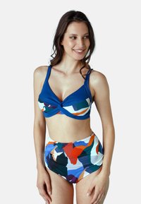 Top bikini blu con nodo frontale e slip a vita alta astratti e colorati. Materiale liscio; design bicolore; presenta spalline larghe e dettagli a fantasia.