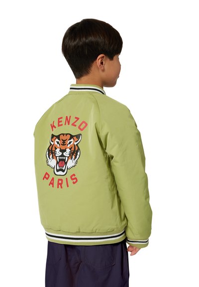 Groene bomberjack met een tijgergraphic en de tekst "KENZO PARIS" op de achterkant. Geribbelde kraag en manchetten met zwart-witte strepen.