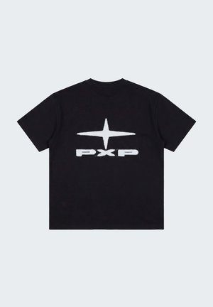 T-shirt noir à manches courtes avec une croix blanche en forme d'étoile au-dessus des lettres grasses "PXP" imprimées dans le dos.