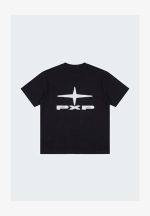 Camiseta negra de manga corta con una cruz blanca similar a una estrella sobre las letras en negrita "PXP" impresas en la espalda.
