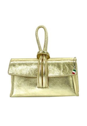 Pochette en métal doré avec une poignée nouée, texture lisse, fermeture rabat et une petite étiquette arborant le drapeau italien.