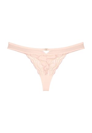 Jasnoróżowe koronkowe stringi z przezroczystej tkaniny, ozdobione delikatnym, spiralnym haftem oraz małym złotym kółkiem na pasku.