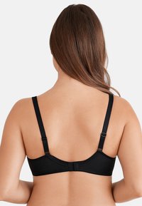 Zwarte beha met verstelbare banden, een gladde textuur en een haak-en-oogsluiting op de rug. Geen extra vulling of versieringen.