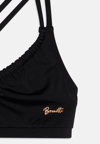 Črn bikini vrh z nabrano podrobnostjo, tankimi nastavljivimi naramnicami in majhnim oranžnim logotipom na levi strani. Gladka tekstura in minimalističen dizajn.
