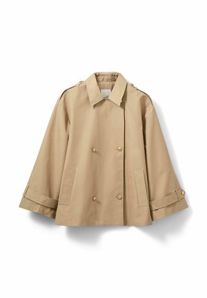 Béžový dvouřadý trenčkot se širokým límcem, nášivkami na ramenou, velkými knoflíky a pásky na manžetách. Vyrobený z hladké, lehké látky.