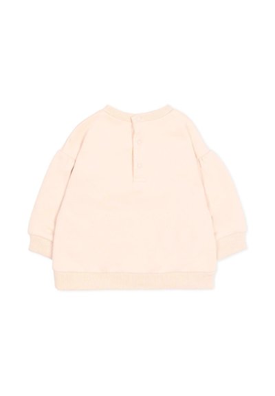 Pull à manches longues pour bébé en rose clair avec poignets, ourlet et col côtelés, et trois boutons au niveau de l'encolure arrière.