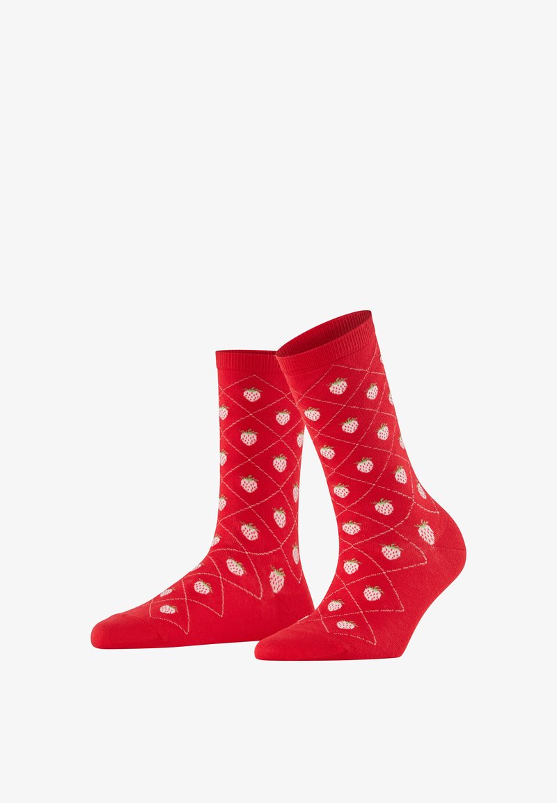 Chaussettes de l'équipage rouges ornées d'un motif de fraises blanches et roses disposées en grille diagonale sur un fond blanc.