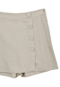 Shorts in lino beige con frontale piatto, zip laterale e cinque bottoni circolari lungo il lato sinistro, caratterizzati da un design pulito e minimalista.