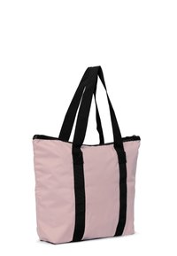 Rosa Einkaufstasche mit schwarzen Trägern, ausgestattet mit einem Reißverschluss oben und einem schlichten Design, vor einem weißen Hintergrund platziert.