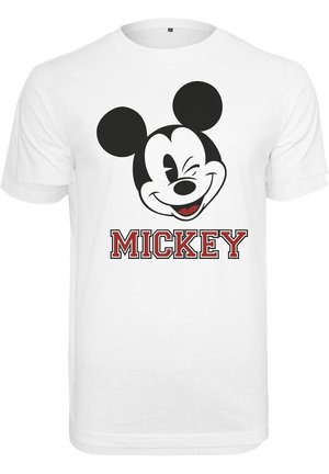 Fehér pamut póló, nagy fekete-fehér Mickey Mouse grafikával, amely winks, és alatta vastag piros betűkkel a "MICKEY" felirattal.