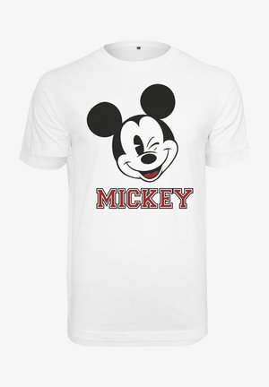 Fehér pamut póló, nagy fekete-fehér Mickey Mouse grafikával, amely winks, és alatta vastag piros betűkkel a "MICKEY" felirattal.