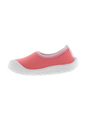 Zapatilla rosa sin cordones con parte superior sintética suave, suela de goma blanca, detalles de costura sutiles y un acabado texturizado para agarre.