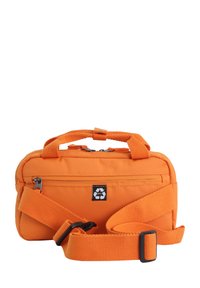 Orangefarbener Stoffbeutel mit einem oberen Griff und verstellbarem Tragegurt. Verfügt über eine vordere Reißverschlusstasche und ein Logopatch. Glatte Textur und rechteckige Form.