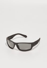 Czarne plastikowe okulary przeciwsłoneczne z ciemnoszarymi soczewkami. Smukły, owinięty design z wygiętymi ramionami i subtelnym brandingiem na skroni.
