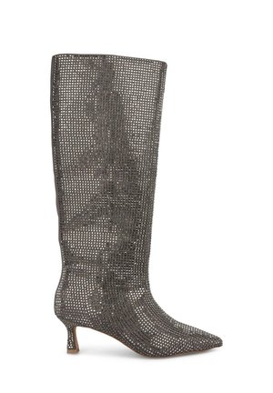 Stivale alto con punta affusolata e design in rete metallica, dotato di un sottile tacco kitten e di colore grigio. Motivo testurizzato e trama aperta su tutta la superficie.