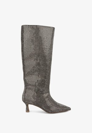 Hohe Stiefel mit spitzem Zehenbereich und metallic-mesch Design, ausgestattet mit einem schmalen Kitten-Heel und in grauer Farbe. Strukturiertes, offenes Geflechtmuster über die gesamte Fläche.