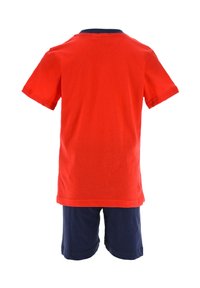 Rode katoenen t-shirt met korte mouwen en een marineblauwe kraag, gecombineerd met marineblauwe katoenen shorts. Eenvoudig ontwerp, lichtgewicht stof, casual pasvorm.