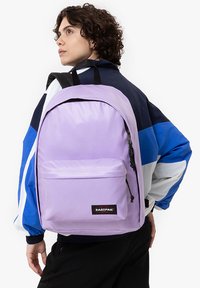 Eastpak OUT OF OFFICE - Zaino - glossy lilac