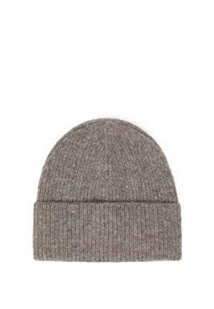 Bonnet en laine gris tricoté avec un revers plié et une texture côtelée présenté sur un fond blanc.